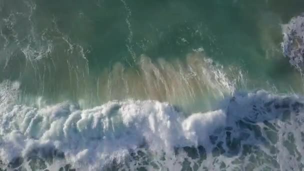 イスラエルのアシュケロンの海岸線の近くの嵐の波 — ストック動画