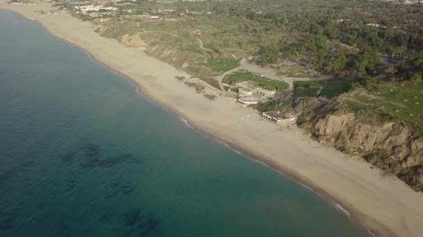 Δείτε άδειο off-season παραλίας ακτών με πάρκο infarastructure — Αρχείο Βίντεο