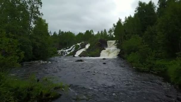 Moving to waterfall treshold of Shuoniyoki at Kola peninsula, Russia — Stock Video