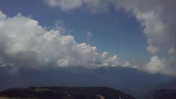 Aussicht auf das wunderschöne Gebirgstal vom Gipfel des Roza-Khutor-Gebirges — Stockvideo