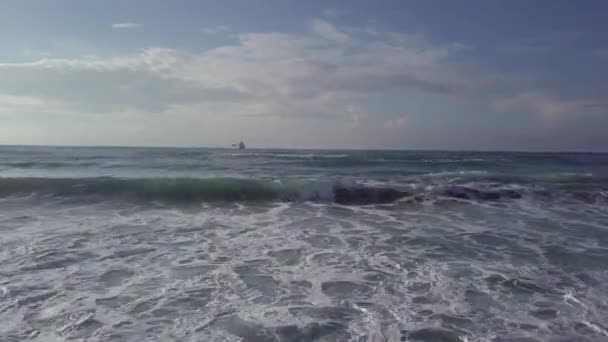 Aérien glissant creux vagues orageuses au navire-citerne à l'horizon — Video