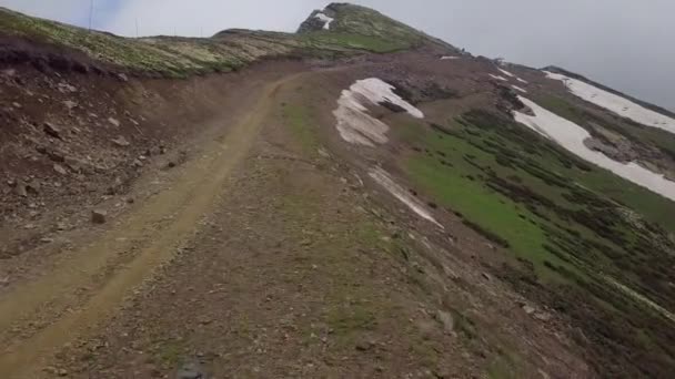 Schuiven door de weg naar de top van de berg in de zomer — Stockvideo