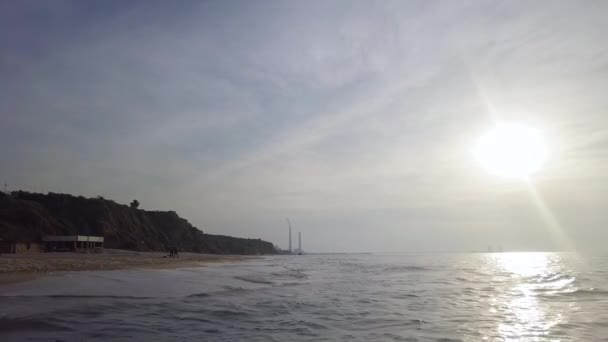 Surfe na costa da praia de areia mediterrânea — Vídeo de Stock