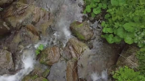 Vista superior del agua moviéndose hacia abajo en una pequeña cascada — Vídeos de Stock
