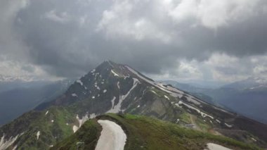 Dağ PIC taş sütun ile birçok çiçek yeşil tepe aşağı uçan,