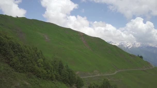 Vue aérienne de la route sous la colline avec des marcheurs — Video