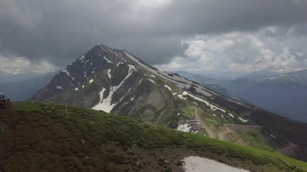相机从史诗般的山全景中飞向天空 — 图库视频影像