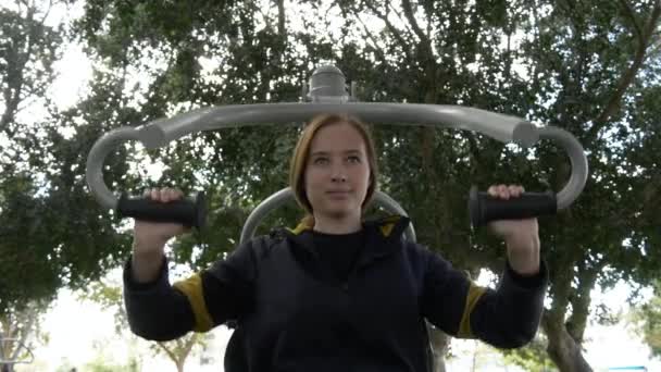 Młoda kobieta trenować z ulicy trener — Wideo stockowe
