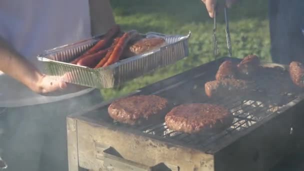 Opstijgen vanaf grill klaar worsten en kebab — Stockvideo