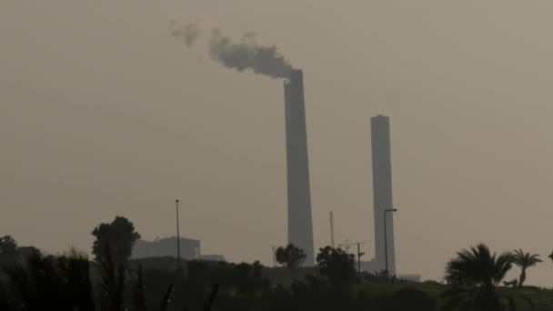 Panorama met plant buizen dampen, uitzicht vanaf het park — Stockvideo