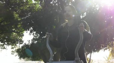 Müzik ile çalıştırmak, genç kadın kullanın sokak çalışan simülatörü