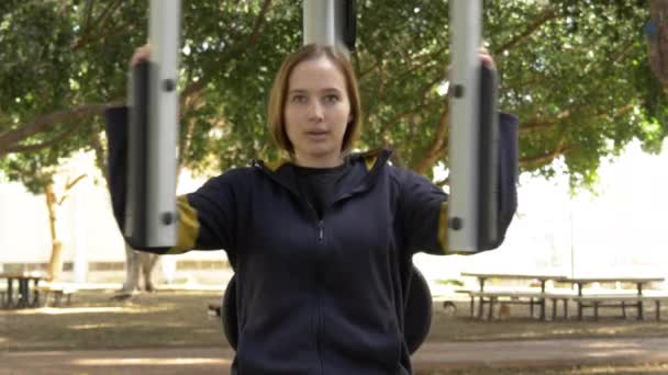 Primer Plano Joven Mujer Los Deportes Haciendo Ejercicios Para Las — Vídeo de stock