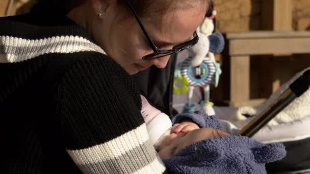 Alimentazione con formula esterna, piccolo divertente bambino che mangia dalla bottiglia — Video Stock