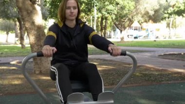 Kürek çekme, eğitim güneşli gün kadın sokak simülatörü