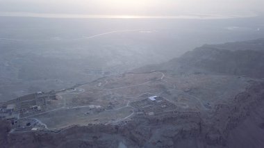 Sabah hava Masada ve ölü deniz manzaralı
