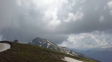 Kamera gökyüzü için epik dağ panorama gider.
