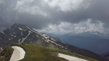 Taş ayağı dağ, epik dron görünümünden