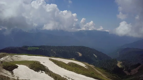 Panorama de belo vale de montanha do topo das montanhas roza khutor — Fotografia de Stock