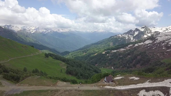 Küçük evde dağ manzarası ile en fazla kar