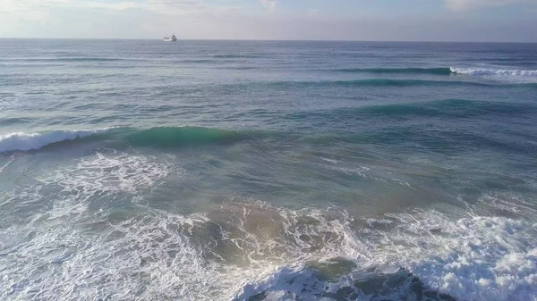 Büyük deniz gemi fırtınalı kıyı şeridi otopark