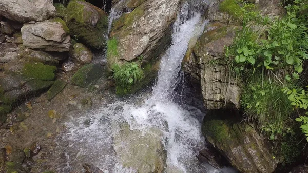 Movendo-se para baixo com água para pedra, tiro de drone — Fotografia de Stock