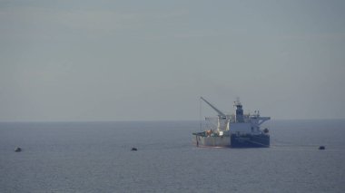 otoparkında tanker bir que manzara kıyı şeridinden bekliyor