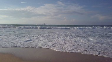 Costline Park edilmiş deniz tankeri ile sörf