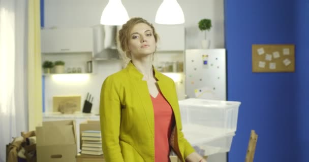 Žena stojící v kuchyni. — Stock video