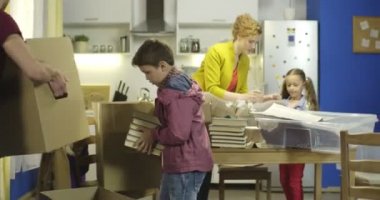 Mutlu aile mutfakta kutuları açmak