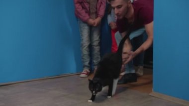 Aile yeni dairesine giriyor.