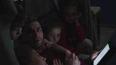 Aile sandalye ve battaniye dışında evde vakit geçirmek.