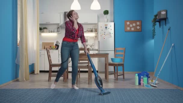 Ama de casa limpia en la cocina y canta fuerte . — Vídeo de stock