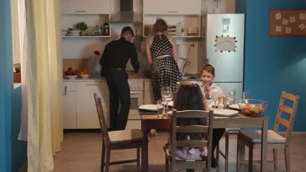 Familie bereitet sich auf das Dinner vor. — Stockvideo