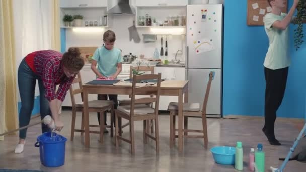 Dona de casa limpa o chão usando uma esfregona . — Vídeo de Stock