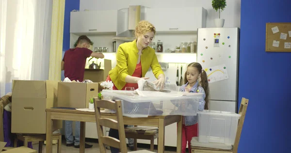 Anne ve kızı mutfakta bir şey paketi.