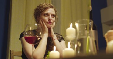 Kadın mutfakta kocasına bakıyor..