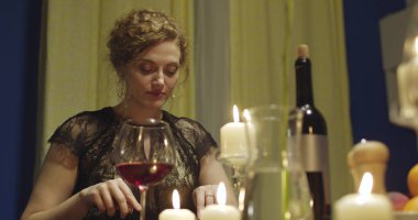 Aile çift mutfakta bir akşam yemeği var.