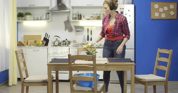 Mulher limpando poeira e limpando sua cozinha . — Fotografia de Stock