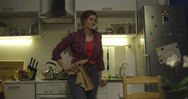 Pelea entre la esposa y su marido en la cocina . — Foto de Stock