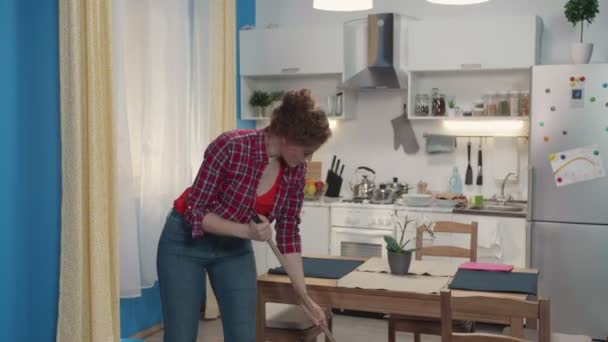 女性はモップで家事をしている. — ストック動画