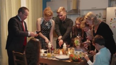 Bir grup insan yemek yiyor, tabaklara yemek koyuyor..