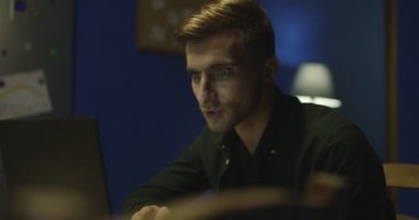 Mutfakta genç çift.