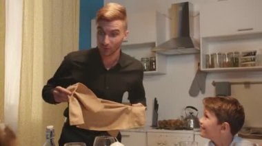 Erkek ve kadın masaya hizmet.