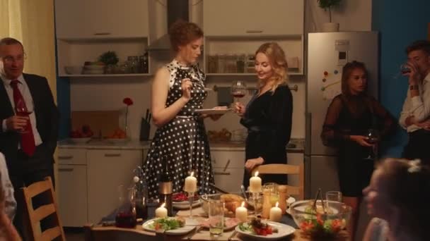 Menschen in der Küche, Feier. — Stockvideo