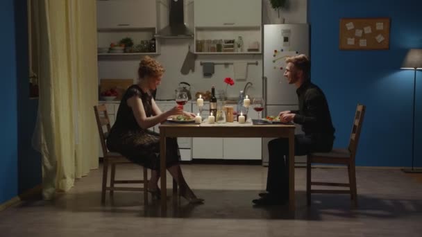 Mann und Frau haben ein romantisches Abendessen. — Stockvideo