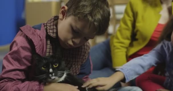 La famille passe du temps ensemble à la maison . — Video