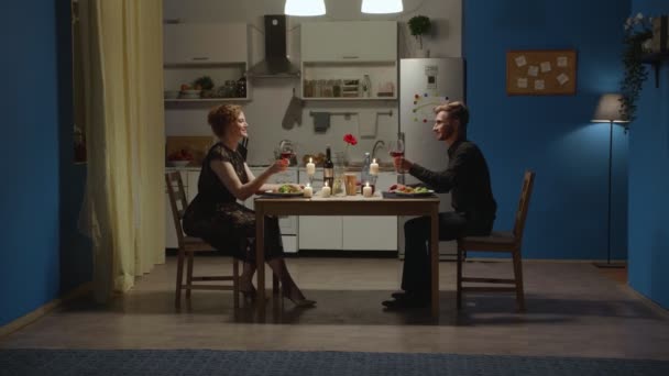 Familie paar hebben een diner en Clink bril. — Stockvideo