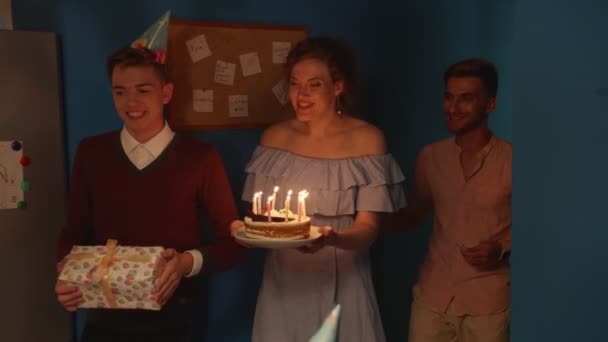 La gente trae un pastel a la habitación. . — Vídeos de Stock