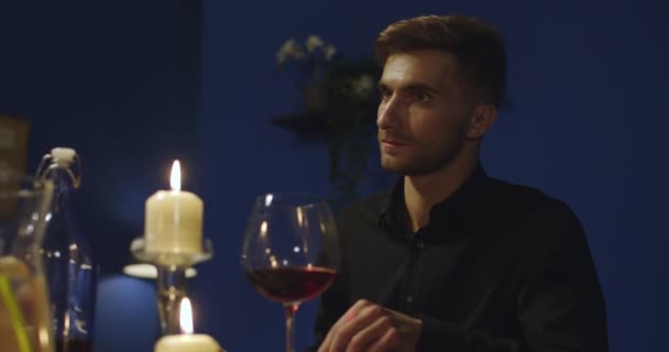 Dîner en famille, l'homme est mécontent . — Video