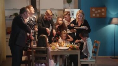 Arkadaşlar yemek yer, tabaklarda yemek koyarlar..